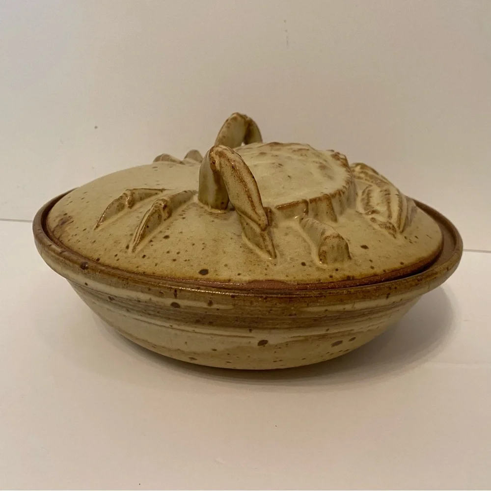 JEFF TINIUS STORM LAKE POTTERY LIDDED CASSEROLE CRAB RELIEF TAN STONEWEAR USA